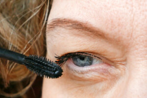 woman using eye liner 